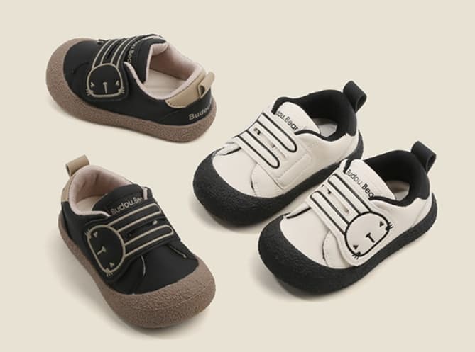 ファーストシューズうさぎさんもにっこり赤ちゃんの歩みシューズ