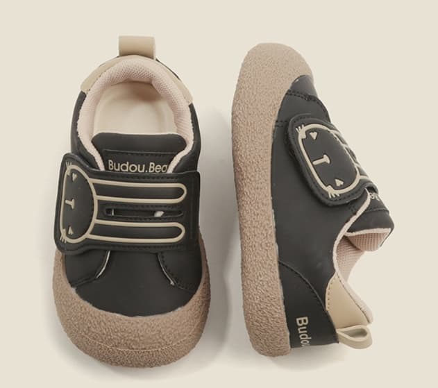 ファーストシューズうさぎさんもにっこり赤ちゃんの歩みシューズ