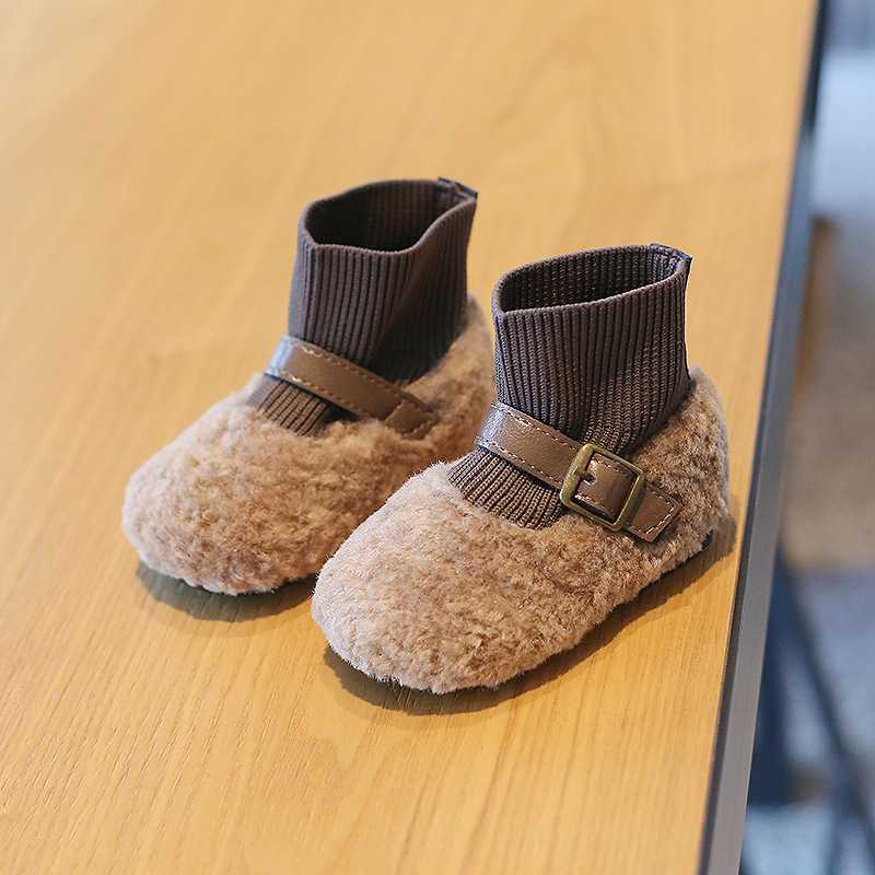 ファーストシューズもこもこ素材のバックルつき暖か室内履き