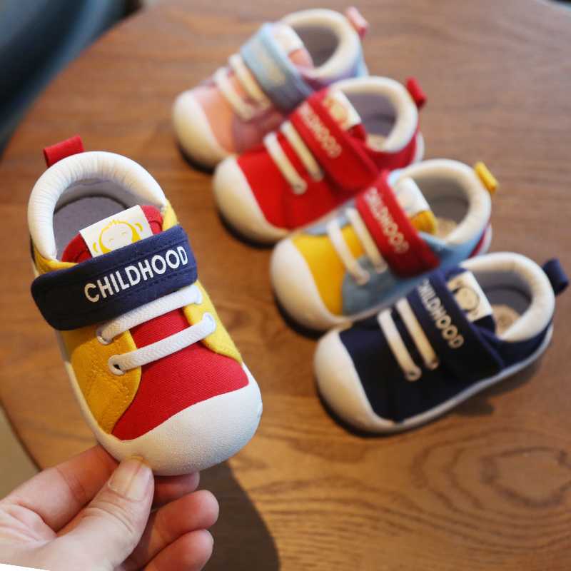 ファーストシューズ ふわもこ　よちよちスニーカー