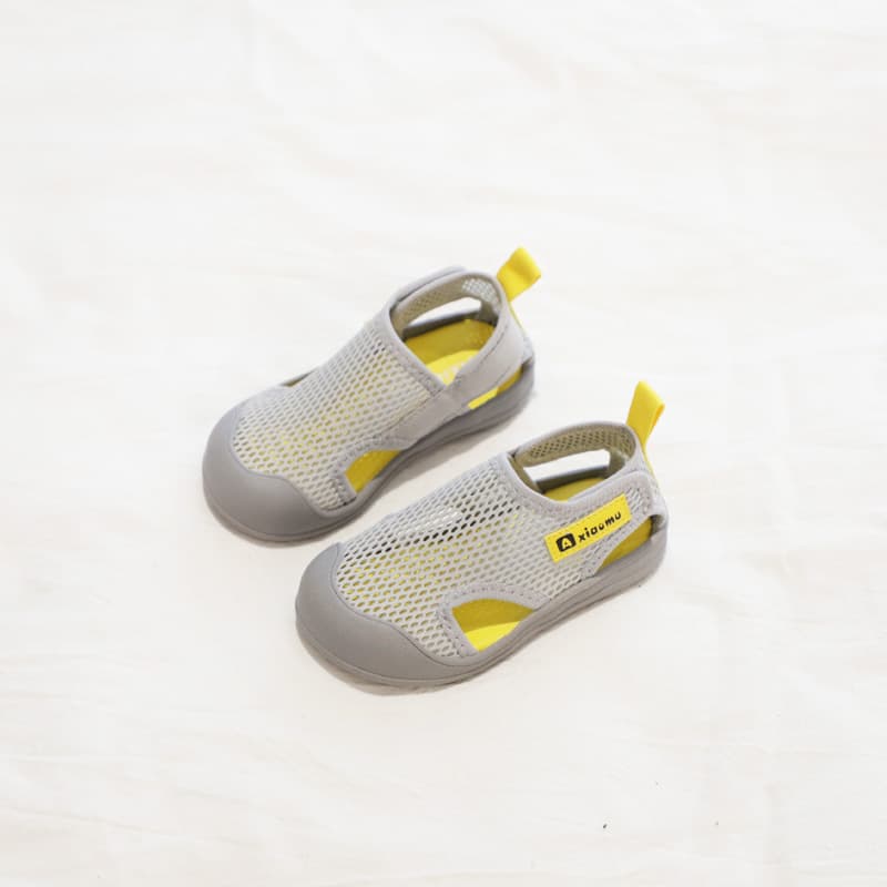 ファーストシューズメッシュ素材の水遊び用ベビーサンダル