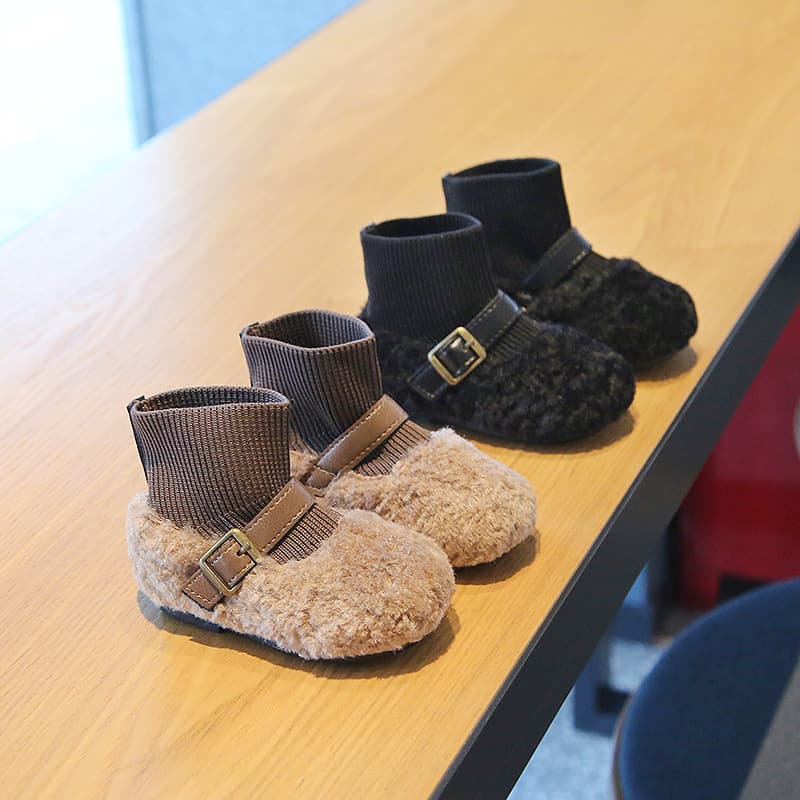ファーストシューズもこもこ素材のバックルつき暖か室内履き