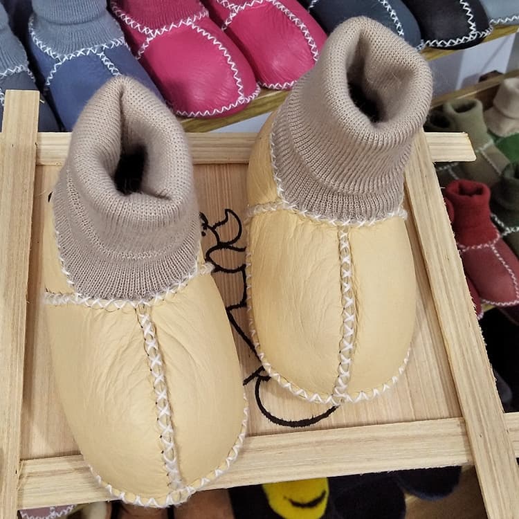 ファーストシューズふわもこムートン風あったかソックスシューズ