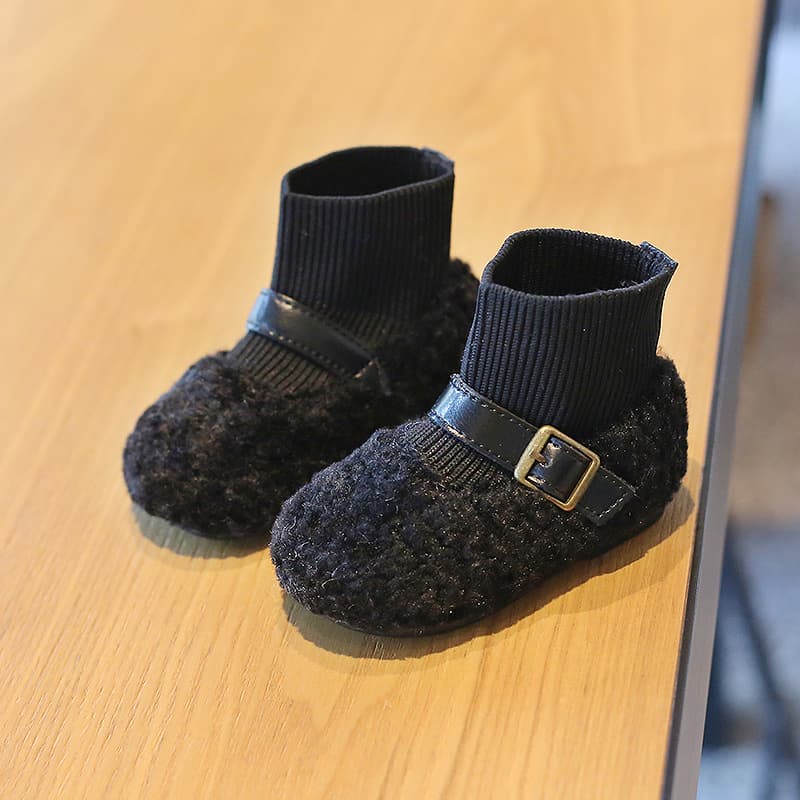 ファーストシューズもこもこ素材のバックルつき暖か室内履き