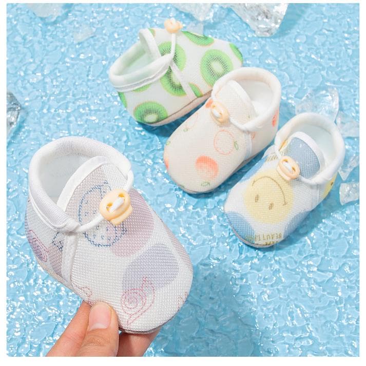 ファーストシューズ やわらか素材の赤ちゃん用初歩き靴