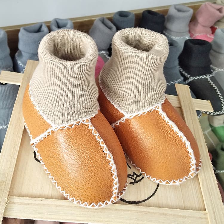 ファーストシューズふわもこムートン風あったかソックスシューズ