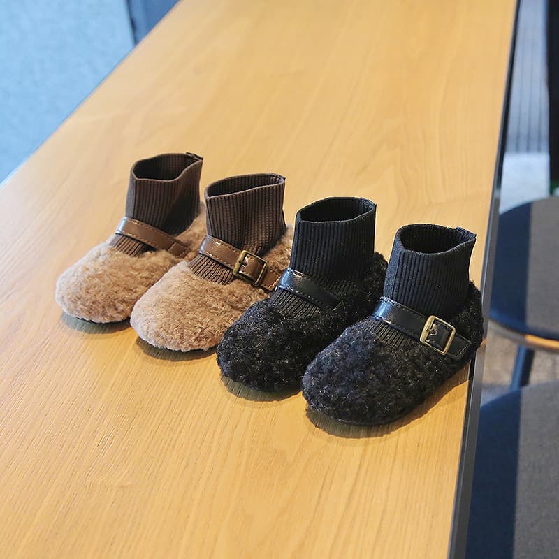 ファーストシューズもこもこ素材のバックルつき暖か室内履き